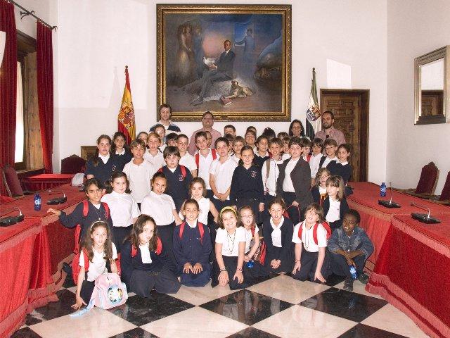 Niños y profesores de la Escuela Hogar Hogar de Plasencia visitan la Diputación de Cáceres