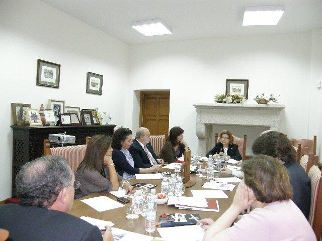 Carmen Heras informa a los miembros de la comisión ejecutiva sobre el estado del proyecto de Cáceres 2016