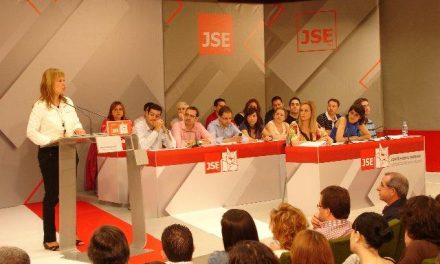 Leire Pajín invita desde Cáceres a los jóvenes socialistas a dar la batalla política y de las ideas