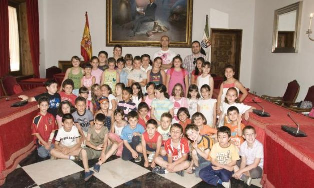 Alumnos del colegio Extremadura, de Cáceres, conocen el funcionamiento de la Diputación