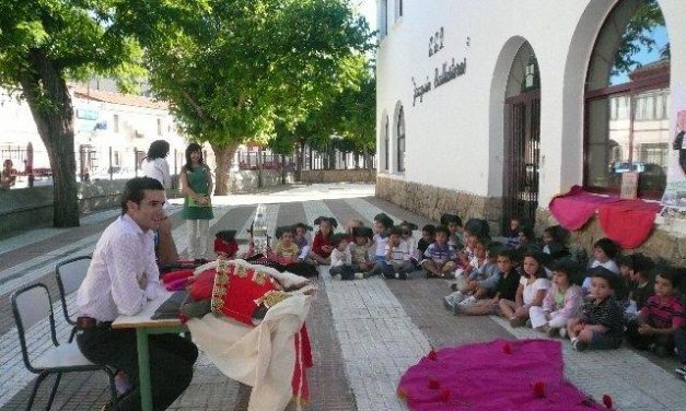 Los escolares del Joaquín Ballesteros de Moraleja reciben la visita del matador de toros Emilio De Justo