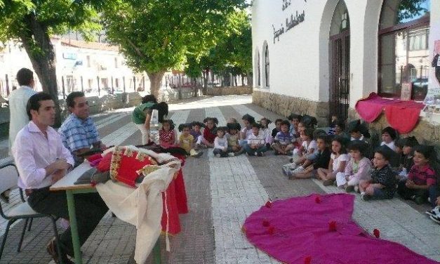 Los escolares del Joaquín Ballesteros de Moraleja reciben la visita del matador de toros Emilio De Justo