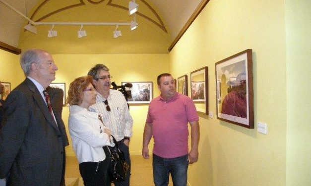 Carmen Heras inaugura una muestra de Lorenzo Cordero sobre 22 años de fotoperiodismo en Cáceres