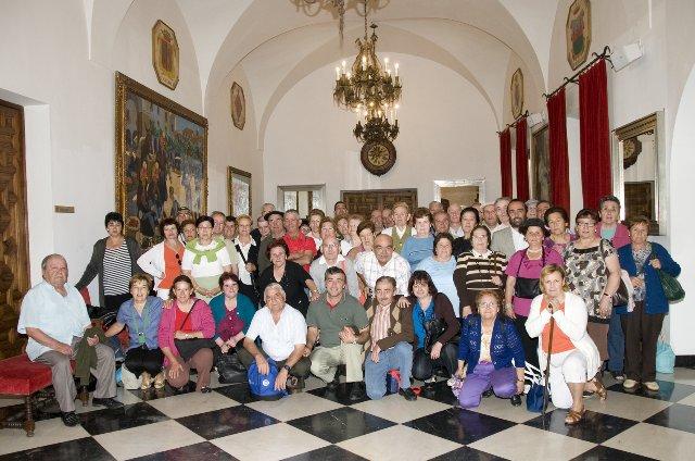 Los mayores de la Asociación de la Tercera Edad de Perales del Puerto visitan la Diputación de Cáceres