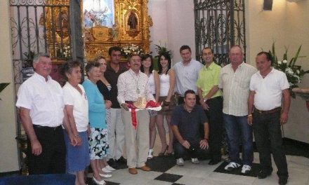 Los abanderados de las peñas de San Juan de Coria piden amparo a la Virgen de Argeme con una ofrenda