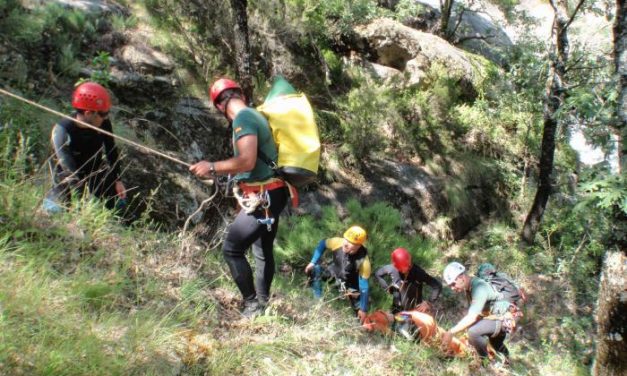 El Grupo de Rescate de Montaña de la Guardia Civil de Ávila rescata a un montañero en Navaconcejo