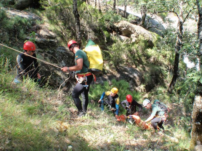 El Grupo de Rescate de Montaña de la Guardia Civil de Ávila rescata a un montañero en Navaconcejo