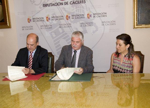 La Diputación y UEx firman un convenio de colaboración sobre proyectos de investigación en turismo