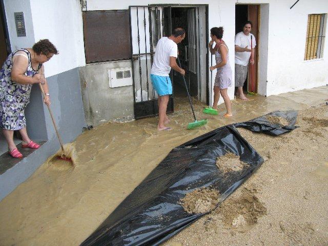 Una inesperada tormenta inunda el centro de Moraleja y causa malestar entre vecinos y comerciantes