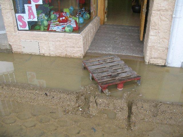 Una inesperada tormenta inunda el centro de Moraleja y causa malestar entre vecinos y comerciantes