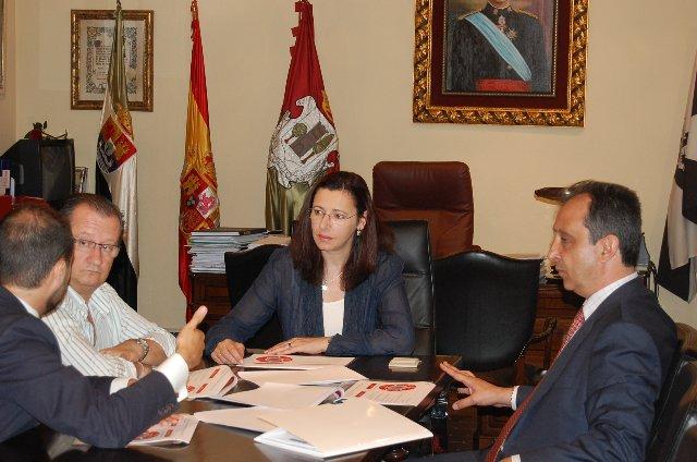 La alcaldesa de Plasencia recibe al nuevo presidente del Club de Baloncesto Plasencia Ambroz