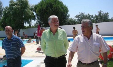Tovar visita las piscinas de Torrejoncillo que se han ejecutado con fondos de la Diputación Provincial