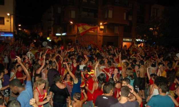 Miles de cacereños salen a las calles a festejar el triunfo de España en el Mundial con cohetes y banderas