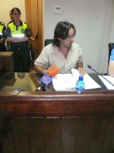 Pérez toma posesión y reconoce como suyas las firmas con las que en su día renunció al cargo de edil