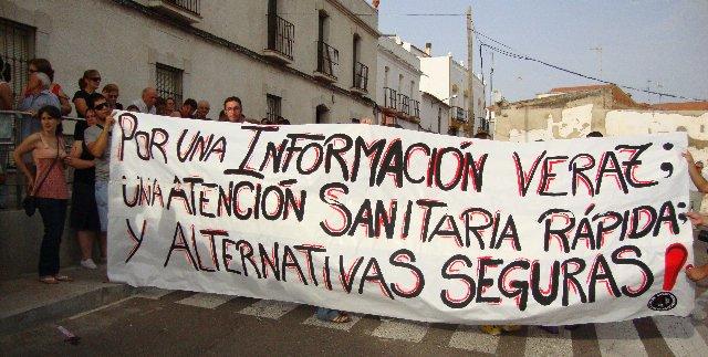 Unos 500 vecinos de Esparragalejo y La Garrovilla protestan por la gestión de las obras de la Ex-209