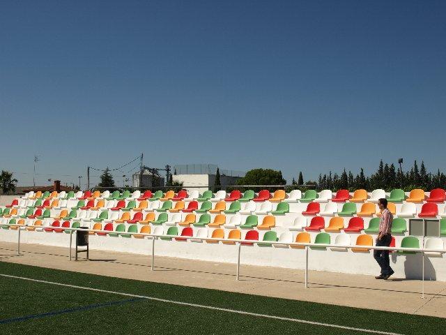 El campo de fútbol de La Vega en Moraleja aumenta su capacidad en un 200% con la ampliación del graderío