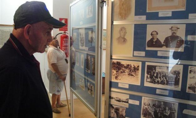Los mayores de la residencia San Martín de Porres visitan una muestra de fotos antiguas de Miajadas