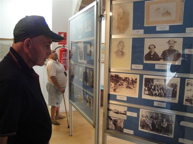 Los mayores de la residencia San Martín de Porres visitan una muestra de fotos antiguas de Miajadas
