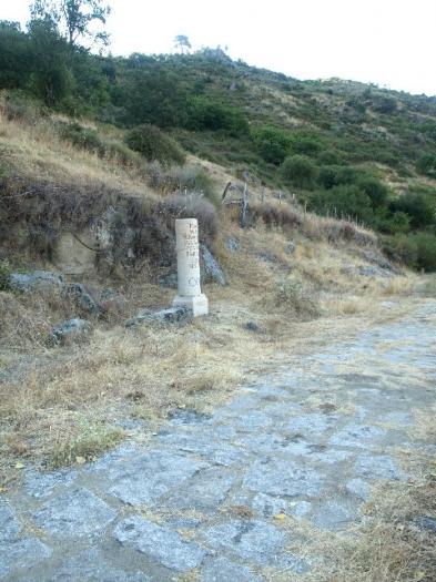 Baños de Montemayor instala seis reproducciones de miliarios romanos a lo largo de la Vía de la Plata