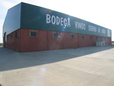 Acenorca compra la Sociedad Cooperativa Vino Sierra de Gata para garantizar el mantenimiento del sector