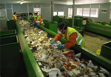 El TSJ de Extremadura desestima el recurso sobre la recogida de residuos textiles en Cáceres