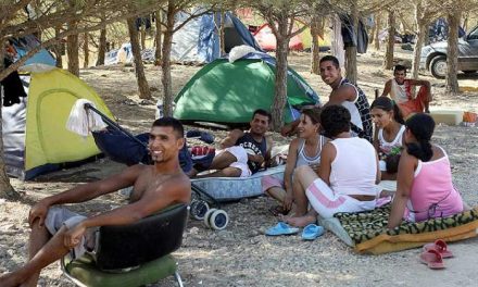 El desalojo del campamento de temporeros rumanos de Santa Marta de los Barros se realiza con tranquilidad