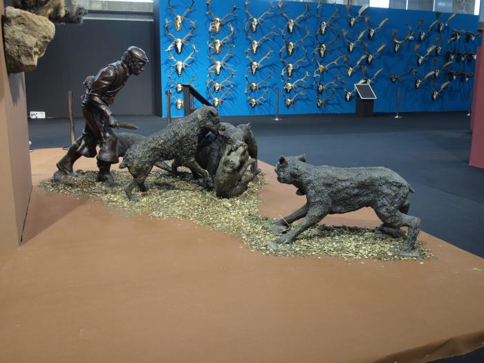 El escultor cacereño Víctor Campón presenta sus esculturas en Feciex, la feria de la caza de Badajoz