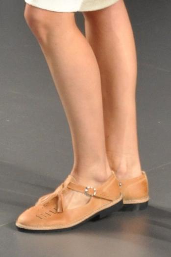 Un artesano torrejoncillano calza con sus sandalias a varias modelos en la Cibeles Madrid Fashion Week