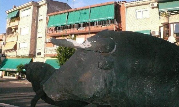 El Ayuntamiento de Moraleja encarga a una empresa la reparación de ‘El encierro’ tras no dar con el escultor