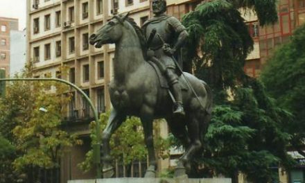 La estatua ecuestre de Hernán Cortes en Cáceres amanece pintada con la palabra «asesino»