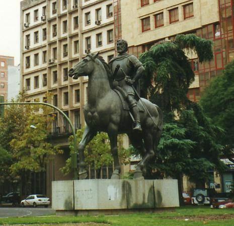 La estatua ecuestre de Hernán Cortes en Cáceres amanece pintada con la palabra «asesino»