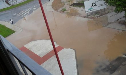 El barrio Conquistadores de Villanueva vuelve a denunciar la acumulación de agua en la glorieta