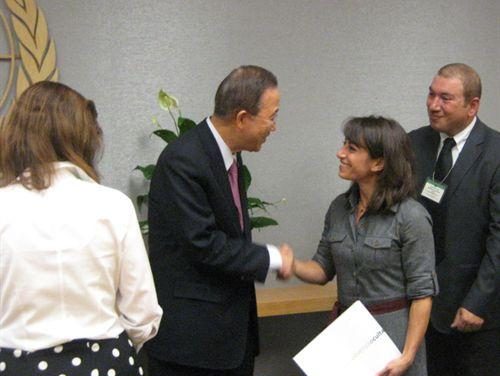 El secretario general de la ONU, Ban Ki-Moon, recibe un ejemplar del libro ‘Olivenza culta’