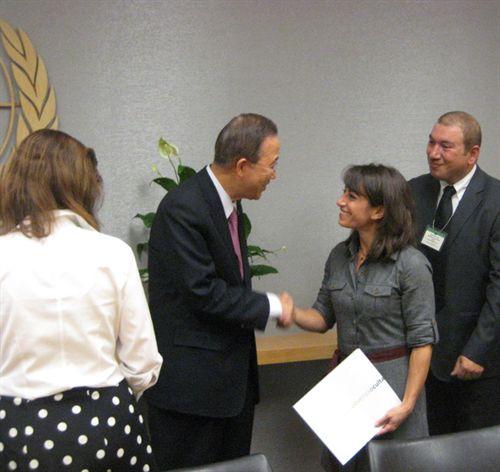 El secretario general de la ONU, Ban Ki-Moon, recibe un ejemplar del libro ‘Olivenza culta’