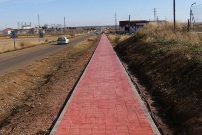 El Ayuntamiento de Llerena construye un paseo para comunicar al pueblo con la carretera N-432