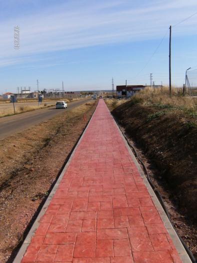 El Ayuntamiento de Llerena construye un paseo para comunicar al pueblo con la carretera N-432