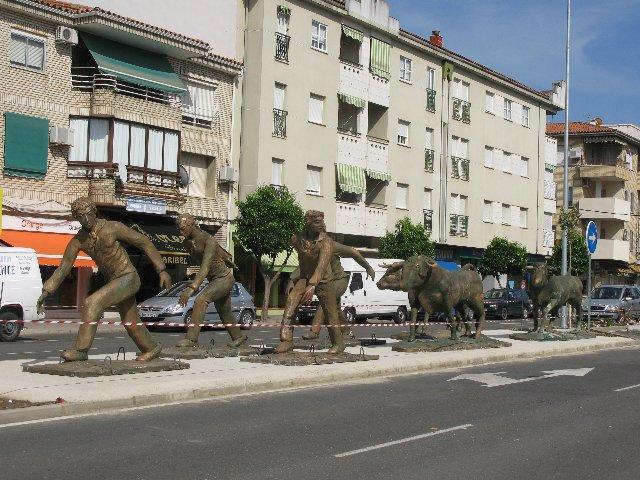 Una sentencia firme ordena retirar las esculturas del encierro instaladas por el PP en la avenida de Moraleja