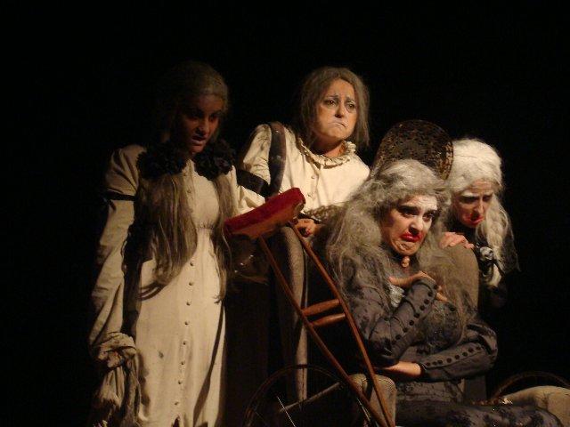 El Grupo de Teatro Las Bernardas de Valladolid triunfa en Torrejoncillo con la obra «Atra Bilis»