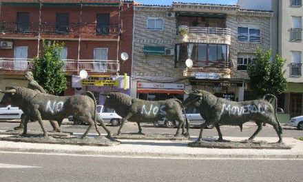 El PP de Moraleja condena las pintadas en las esculturas del encierro aunque lamenta su retirada de la avenida
