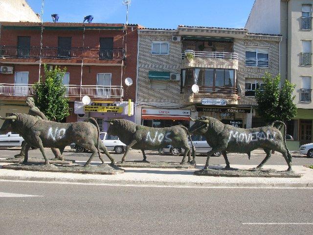 El Ayuntamiento de Moraleja instará a la Junta a que envíe las medidas correctoras para no mover las esculturas