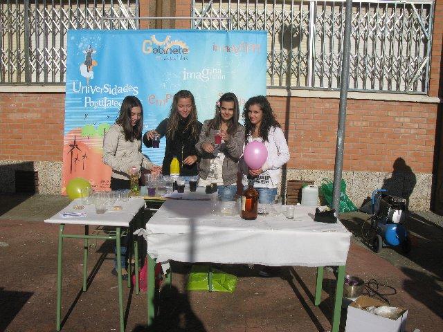 La actividad de ciencia «Experimenta 2» reúne a 60 alumnos en el patio del IES Jálama de Moraleja