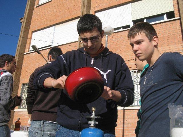 La actividad de ciencia «Experimenta 2» reúne a 60 alumnos en el patio del IES Jálama de Moraleja