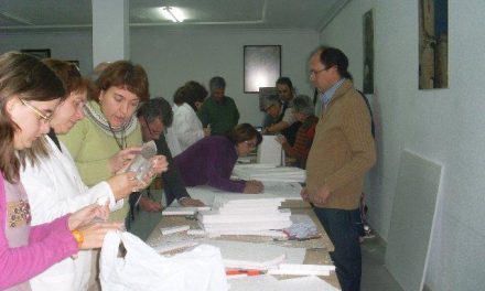 Vecinos de Coria y Torrejoncillo participan en un taller de confección de belenes