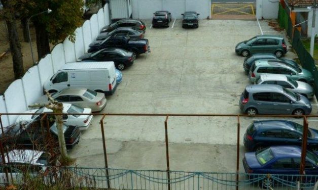 El Ayuntamiento de Baños habilita una zona de parking para 50 vehículos en la antigua piscina municipal