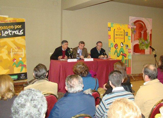 Alrededor de un centenar de mayores participa en Badajoz en una ruta literaria que fomenta la actividad