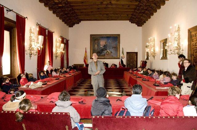 Alumnos del IES “Dulce Chacón” de Cáceres visitan las instalaciones de la Diputación de Cáceres