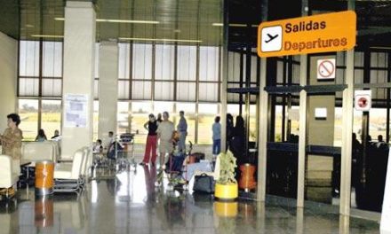 El único vuelo del día del aeropuerto de Talavera la Real con destino Barcelona queda suspendido