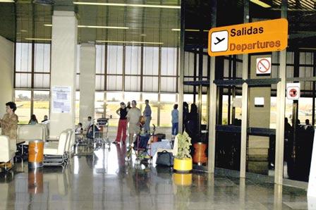 El único vuelo del día del aeropuerto de Talavera la Real con destino Barcelona queda suspendido
