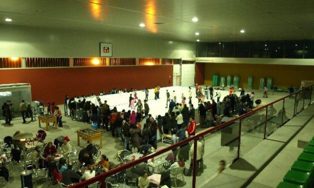 La pista de hielo del pabellón José Manuel Calderón de Baños recibe a más de 3.000 personas en el fin de semana