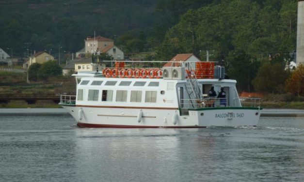 El barco turístico “Balcón del Tajo” que recorrerá las aguas del río ya ha sido botado en aguas del Atlántico